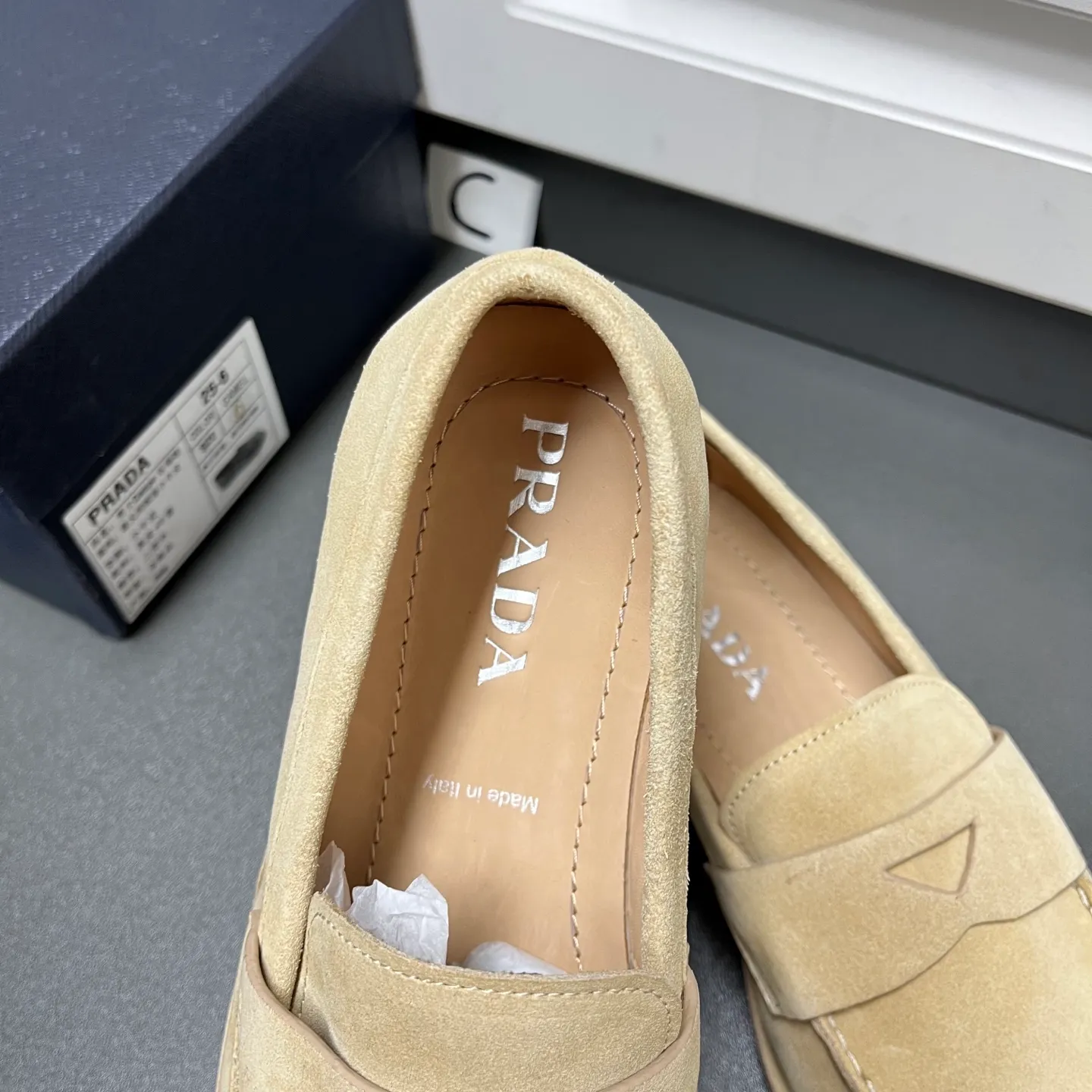 💰840 Prada men’s new suede leather loafers. Made of flocked cow second-layer leather, they combine classic design with handmade details, blending sophistication with casual comfort. Hot-stamped logo on the outside, topstitched seams on the skirt, 1.5cm white rubber sole with leather welt, dyed calfskin lining, silver-labeled cowhide feet, simple and elegant style, comes with a full set of original packaging dust bag! C leather shoe size: 39/40/41/42/43/44 Khaki Welcome to order